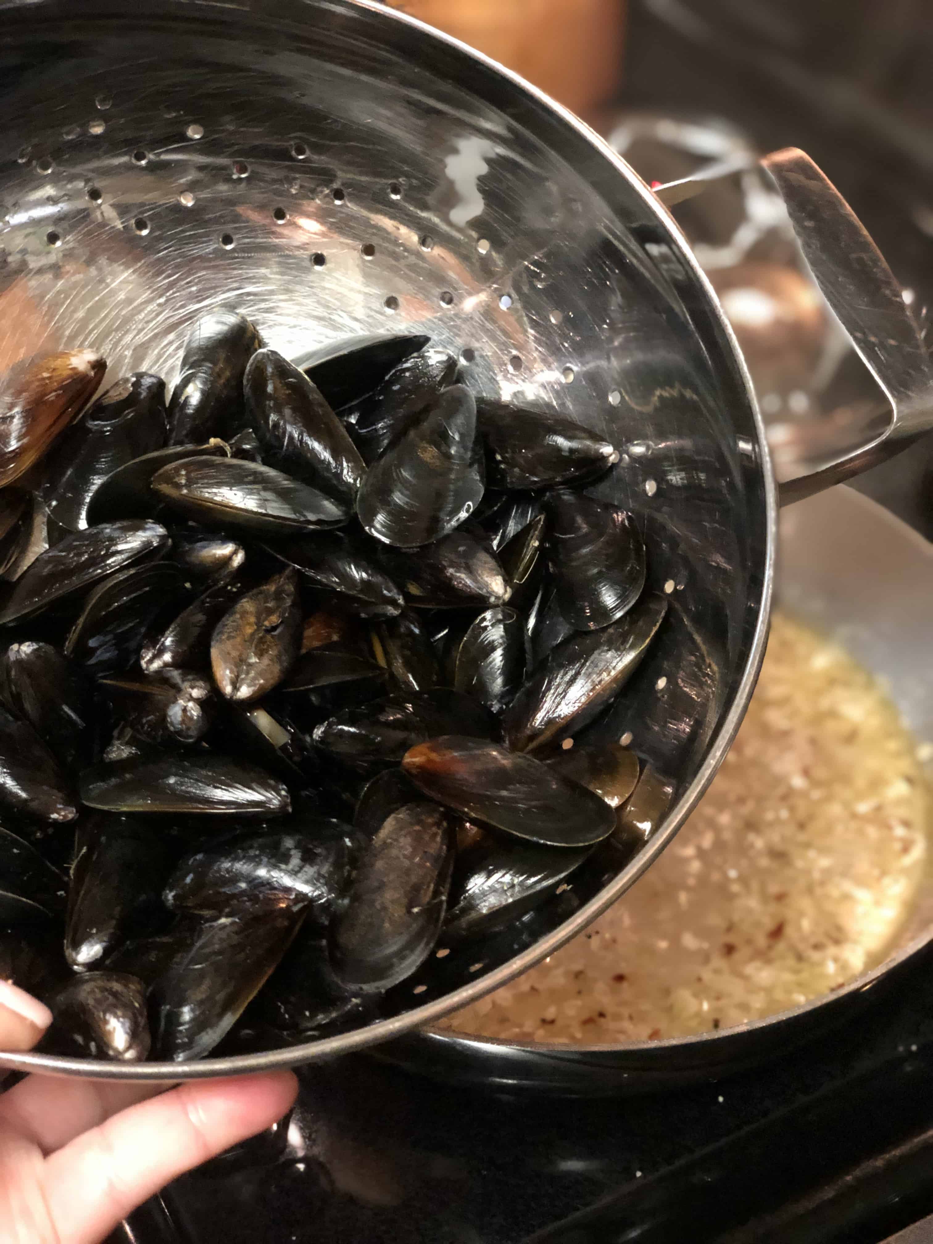 STEAMED MUSSELS WITH WHITE WINE AND GARLIC EASY