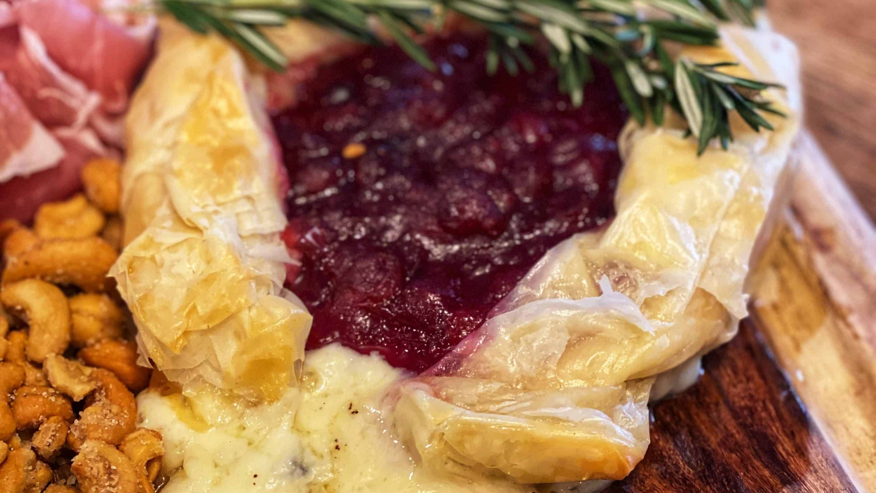 BAKED BRIE | APPETIZER | CRANBERRIES | PARTY FOOD