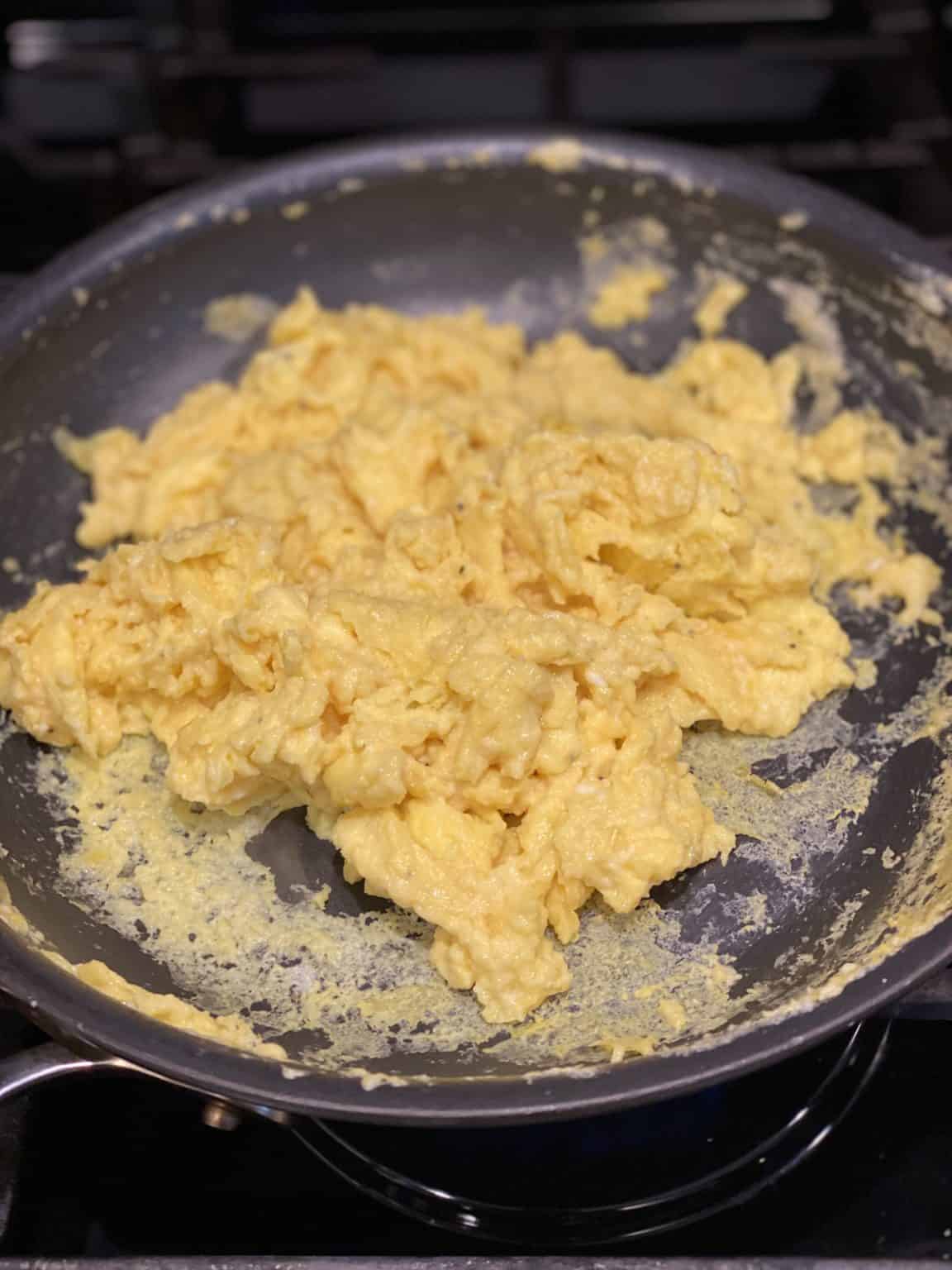 SUPER FLUFFY SCRAMBLED EGGS BREAKFAST BRUNCH