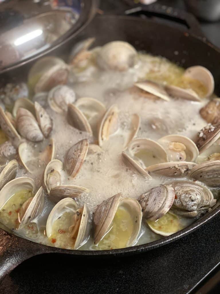 BUTTER GARLIC STEAMED CLAMS APPETIZER FRESH FOOD