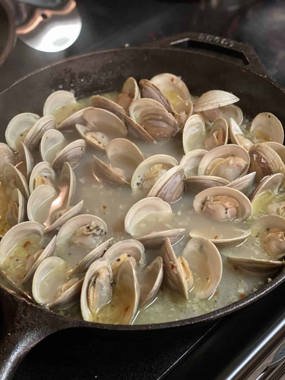 BUTTER GARLIC STEAMED CLAMS APPETIZER FRESH FOOD