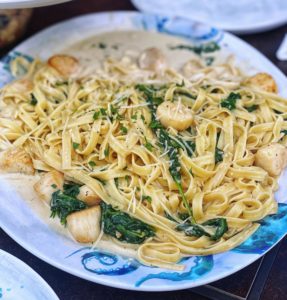 scallops florentine on a plate