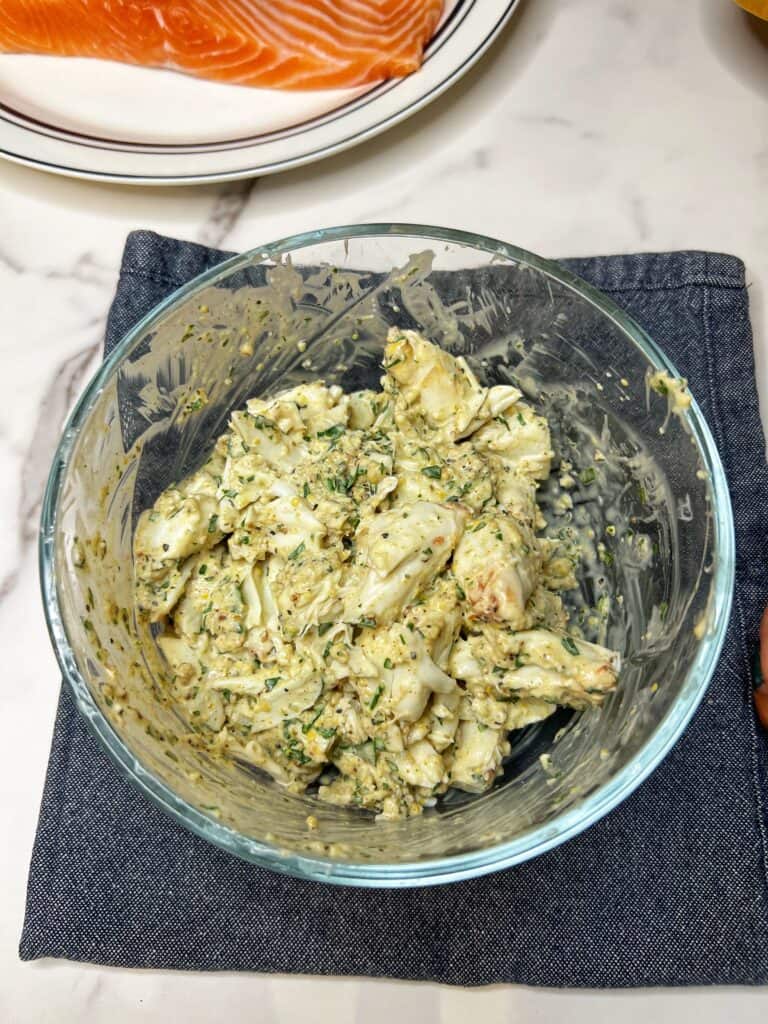 A jumbo lump crabmeat mixture in a small glass bowl.